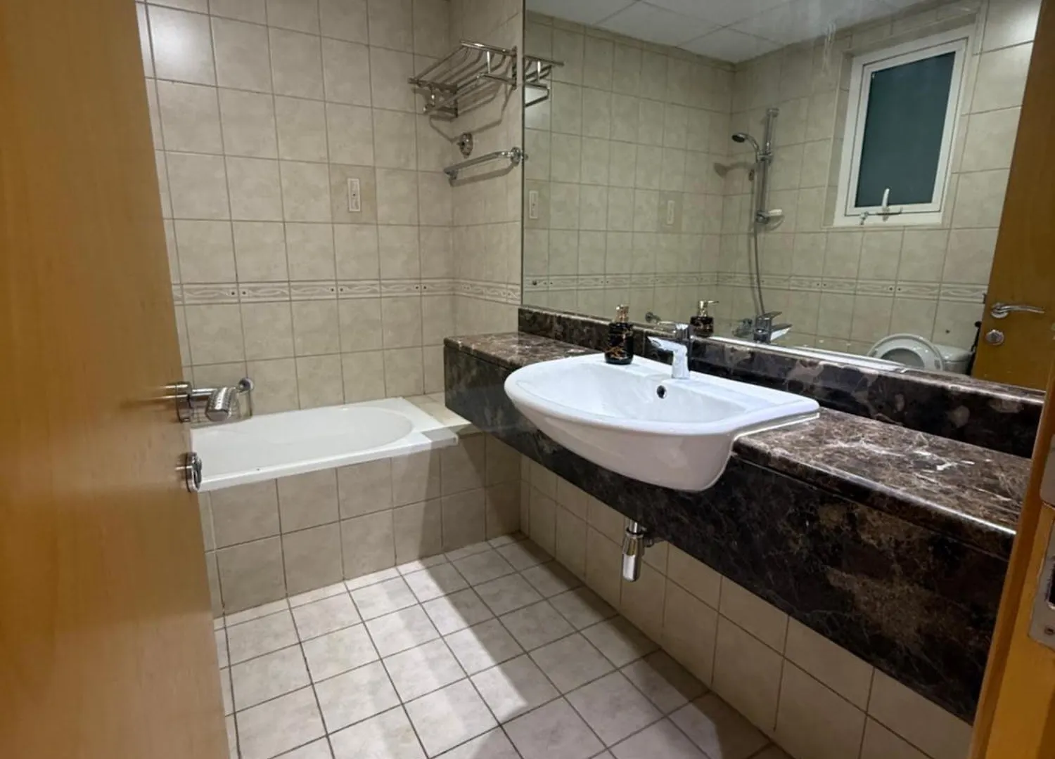 Aparthotel 2016 Queen Room In Hotel Apartments With Private And Attached Bathroom Close To Union Metro Station With Paid Parking