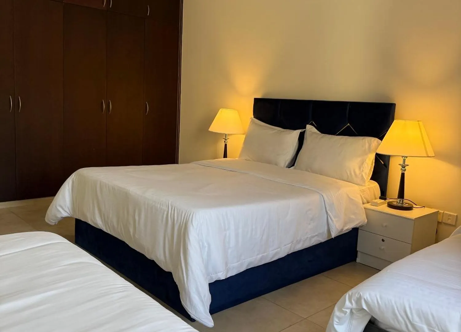 2016 Queen Room In Hotel Apartments With Private And Attached Bathroom Close To Union Metro Station With Paid Parking Aparthotel