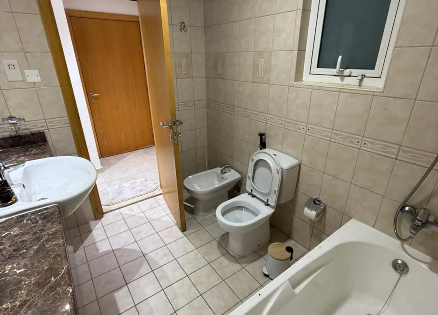 Aparthotel 2016 Queen Room In Hotel Apartments With Private And Attached Bathroom Close To Union Metro Station With Paid Parking